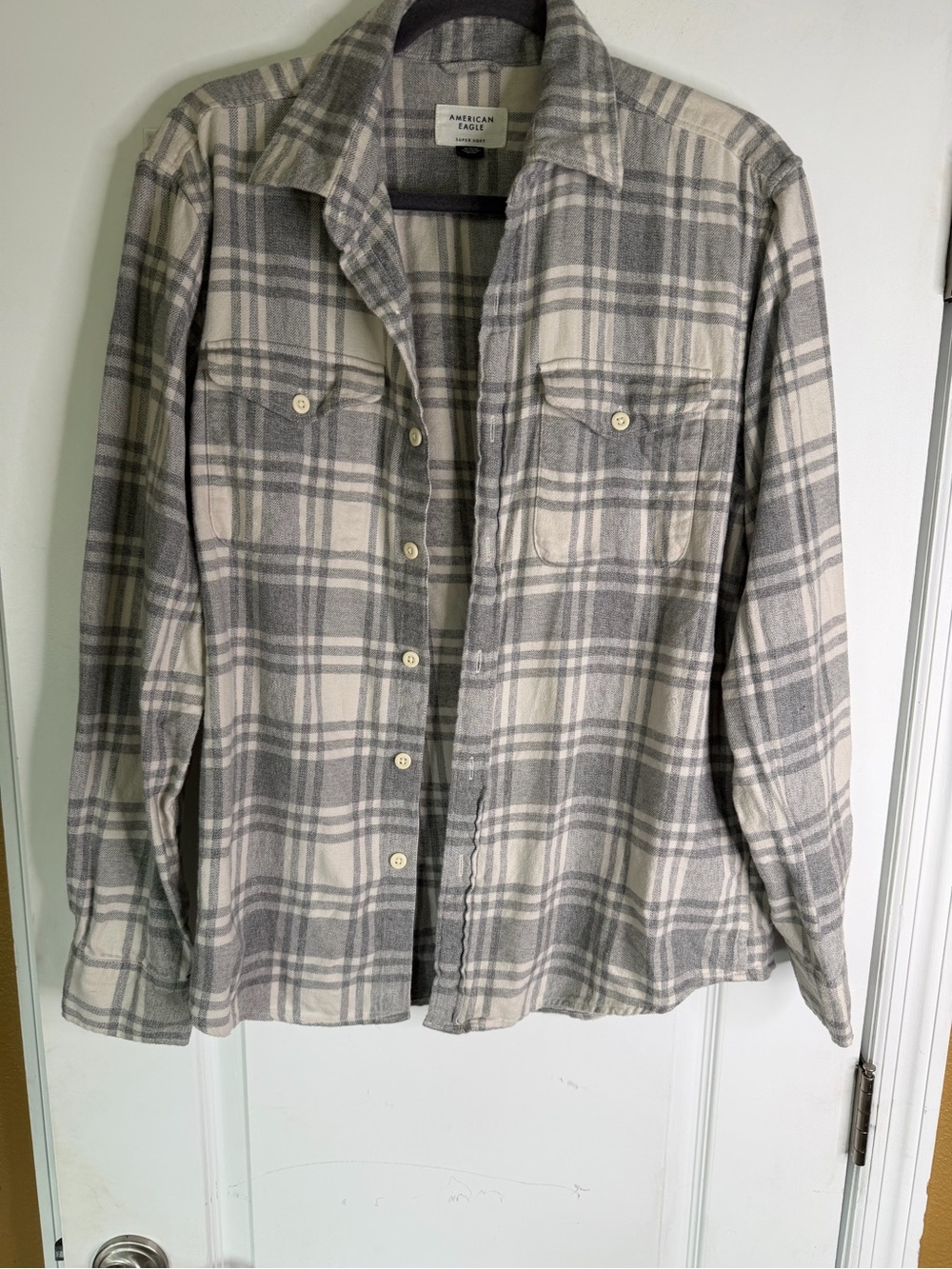 American Eagle Outfitters Super Soft Gray and Cream Plaid  Flannel Shirt. Sz M